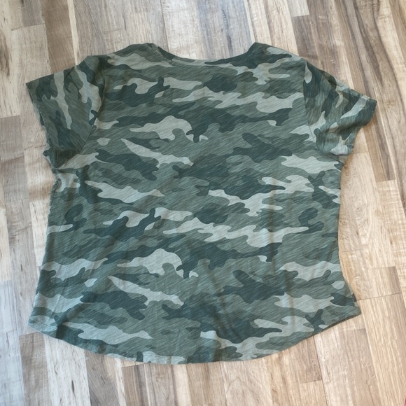 Old Navy Everywear Tee - Picture 6 of 7